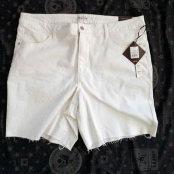 AVA & VIV size 24W White High Rise stretch Bermuda - Picture 1 of 10